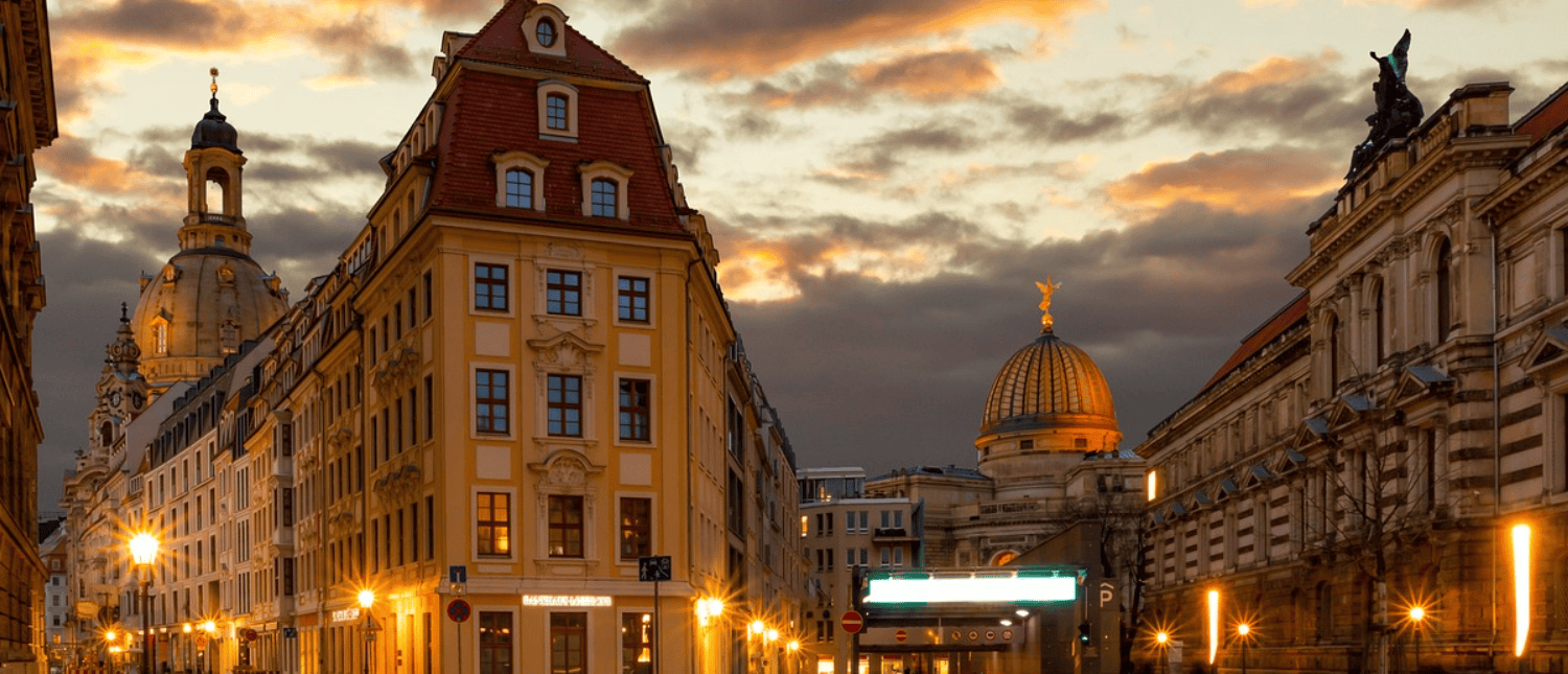 Stadt bei Sonnenuntergang